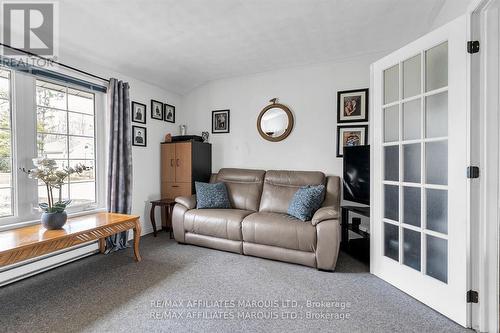 6576 Tree Haven Road, South Glengarry, ON - Indoor Photo Showing Living Room