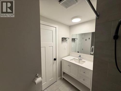 60-986 Range Road, Whitehorse, YT - Indoor Photo Showing Bathroom