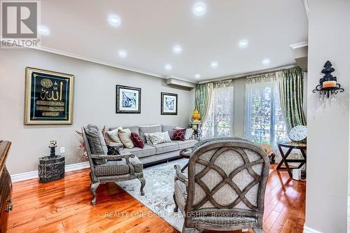 5846 Tenth Line W, Mississauga, ON - Indoor Photo Showing Living Room
