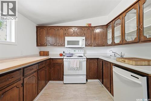 611 J Avenue S, Saskatoon, SK - Indoor Photo Showing Kitchen