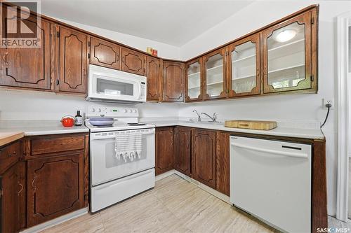611 J Avenue S, Saskatoon, SK - Indoor Photo Showing Kitchen