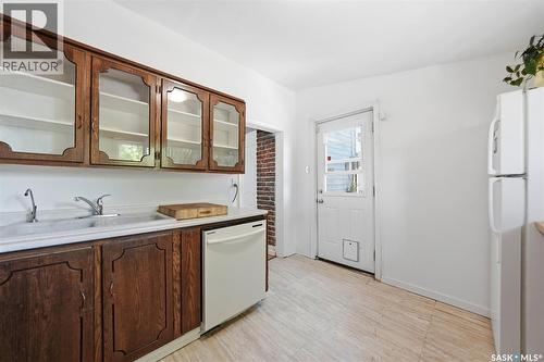 611 J Avenue S, Saskatoon, SK - Indoor Photo Showing Kitchen With Double Sink