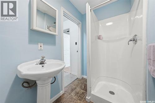 611 J Avenue S, Saskatoon, SK - Indoor Photo Showing Bathroom