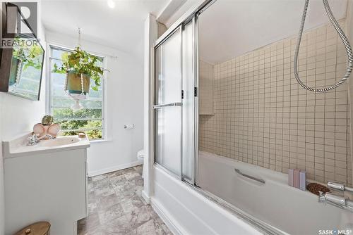 611 J Avenue S, Saskatoon, SK - Indoor Photo Showing Bathroom