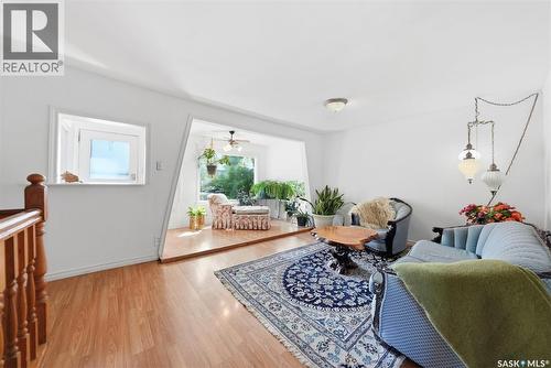 611 J Avenue S, Saskatoon, SK - Indoor Photo Showing Living Room