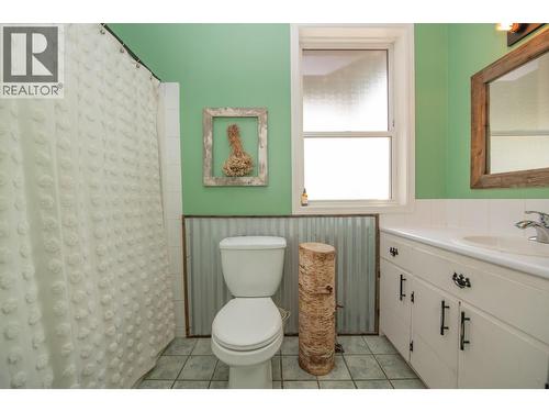 9211 6 Highway, Coldstream, BC - Indoor Photo Showing Bathroom