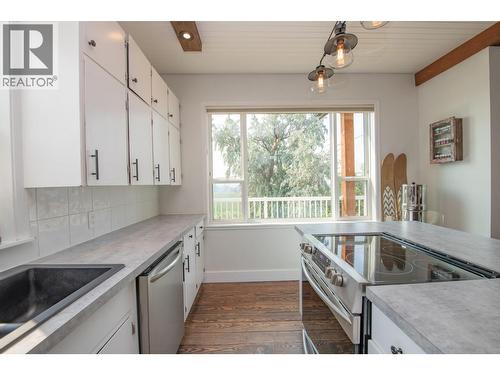 9211 6 Highway, Coldstream, BC - Indoor Photo Showing Kitchen