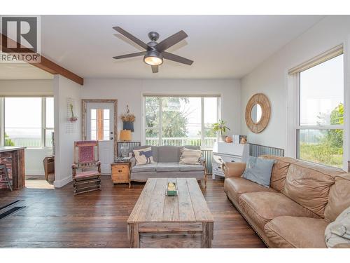 9211 6 Highway, Coldstream, BC - Indoor Photo Showing Living Room