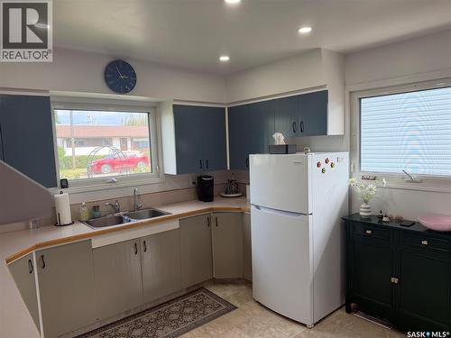 407 5Th Street E, Wynyard, SK - Indoor Photo Showing Kitchen With Double Sink