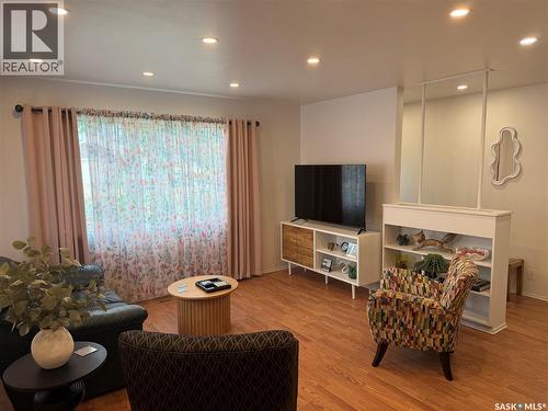 407 5Th Street E, Wynyard, SK - Indoor Photo Showing Living Room