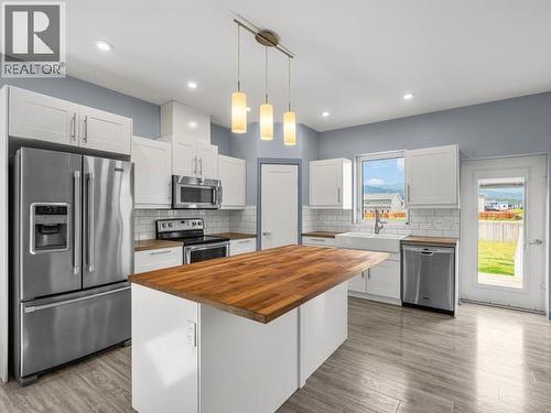 80 Iskoot Crescent, Whitehorse, YT - Indoor Photo Showing Kitchen With Upgraded Kitchen