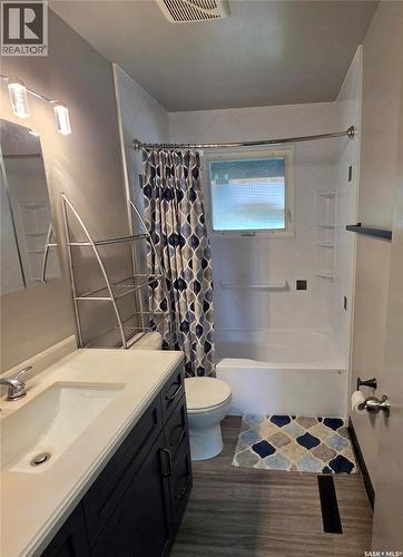 371 Allen Drive, Swift Current, SK - Indoor Photo Showing Bathroom