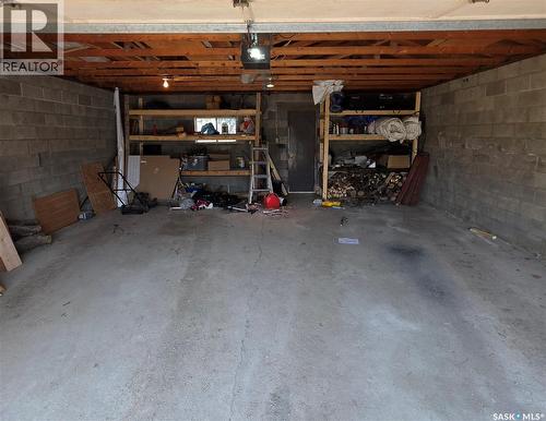 371 Allen Drive, Swift Current, SK - Indoor Photo Showing Garage