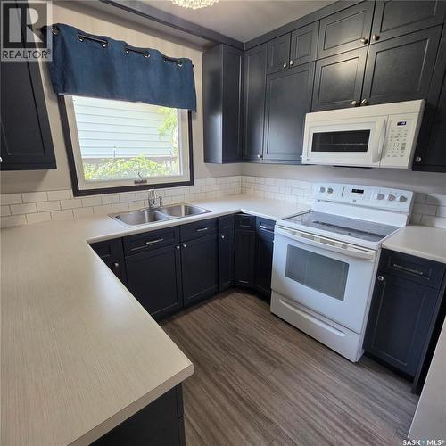 371 Allen Drive, Swift Current, SK - Indoor Photo Showing Kitchen With Double Sink