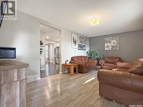 347 3Rd Avenue Se, Swift Current, SK - Indoor Photo Showing Living Room