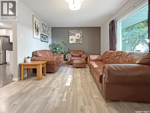 347 3Rd Avenue Se, Swift Current, SK - Indoor Photo Showing Living Room