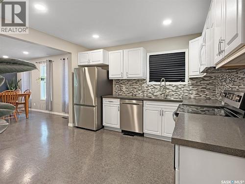 347 3Rd Avenue Se, Swift Current, SK - Indoor Photo Showing Kitchen With Stainless Steel Kitchen