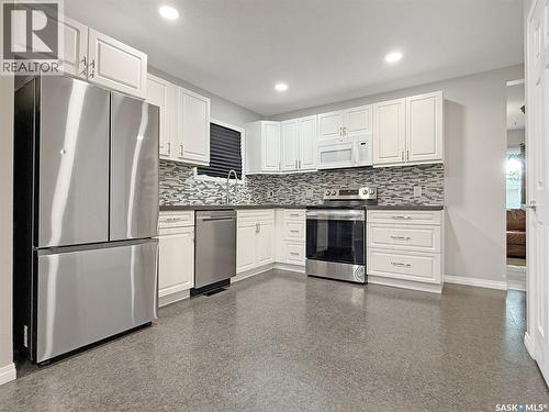 347 3Rd Avenue Se, Swift Current, SK - Indoor Photo Showing Kitchen With Stainless Steel Kitchen With Upgraded Kitchen