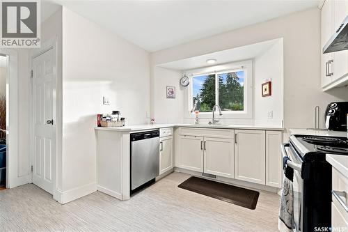 1706 Ewart Avenue, Saskatoon, SK - Indoor Photo Showing Kitchen