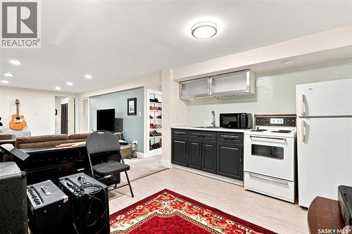 1706 Ewart Avenue, Saskatoon, SK - Indoor Photo Showing Kitchen