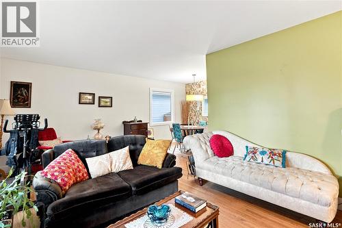 1706 Ewart Avenue, Saskatoon, SK - Indoor Photo Showing Living Room