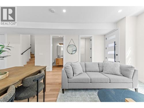 1034 Martin Avenue Unit# 1, Kelowna, BC - Indoor Photo Showing Living Room