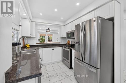 59 Dawson Crescent, Milton, ON - Indoor Photo Showing Kitchen With Double Sink With Upgraded Kitchen