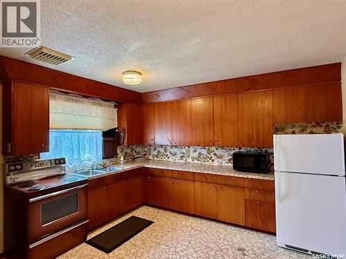 2921 23Rd Street W, Saskatoon, SK - Indoor Photo Showing Kitchen With Double Sink