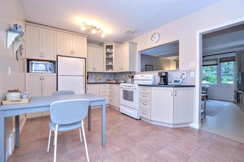 52 Vanscoy Rd, Winnipeg, MB - Indoor Photo Showing Kitchen