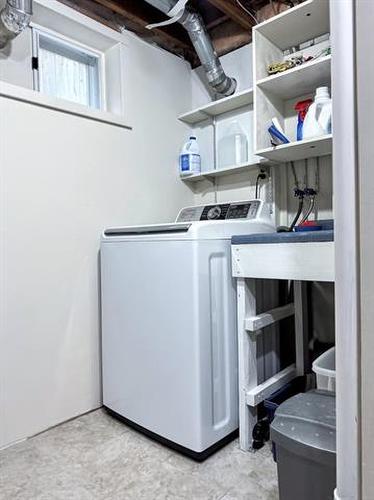 52 Vanscoy Rd, Winnipeg, MB - Indoor Photo Showing Laundry Room