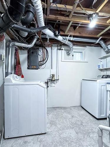 52 Vanscoy Rd, Winnipeg, MB - Indoor Photo Showing Laundry Room