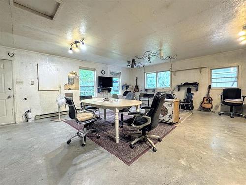52 Vanscoy Rd, Winnipeg, MB - Indoor Photo Showing Office