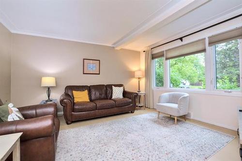 52 Vanscoy Rd, Winnipeg, MB - Indoor Photo Showing Living Room