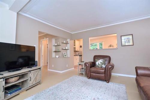 52 Vanscoy Rd, Winnipeg, MB - Indoor Photo Showing Living Room