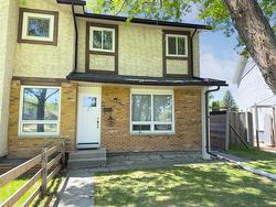 27 West Lake CR  Winnipeg, MB R3T 4T3