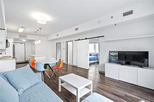 301-247 River Ave, Winnipeg, MB - Indoor Photo Showing Living Room