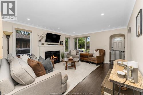 289 Ford Boulevard, Windsor, ON - Indoor Photo Showing Living Room With Fireplace