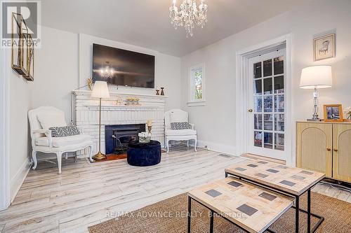 33 Castlefield Avenue, Toronto, ON - Indoor Photo Showing Living Room