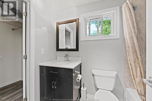 8020 Molnar, Windsor, ON - Indoor Photo Showing Bathroom