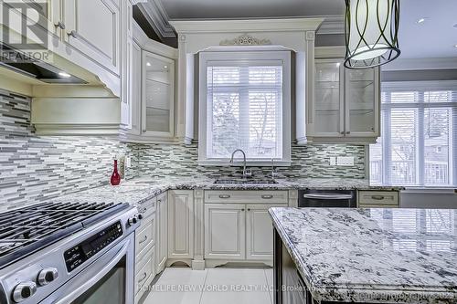 29 Threadneedle Crescent, Toronto, ON - Indoor Photo Showing Kitchen With Upgraded Kitchen