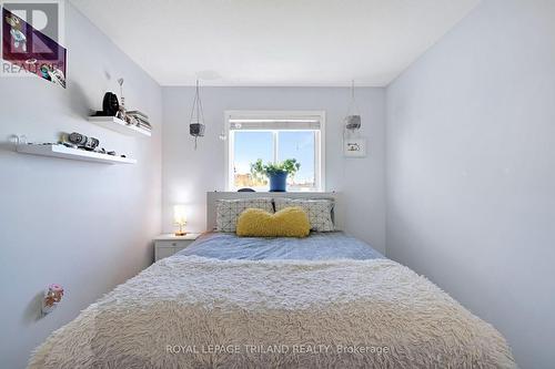 Bedriin 2 - 41 - 2145 North Routledge Park, London North (North E), ON - Indoor Photo Showing Bedroom