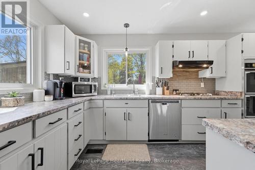 128 Eldon Street, Goderich (Goderich (Town)), ON - Indoor Photo Showing Kitchen With Upgraded Kitchen