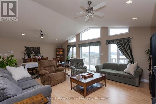 1055E Argo Run, Mattawan, ON - Indoor Photo Showing Living Room