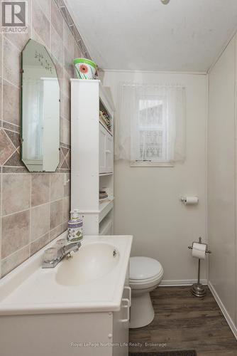1055E Argo Run, Mattawan, ON - Indoor Photo Showing Bathroom