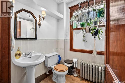 1037 Chestnut Avenue, Moose Jaw, SK - Indoor Photo Showing Bathroom