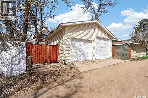 1037 Chestnut Avenue, Moose Jaw, SK - Outdoor