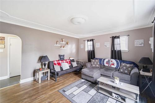 900 Bond Street, Winnipeg, MB - Indoor Photo Showing Living Room