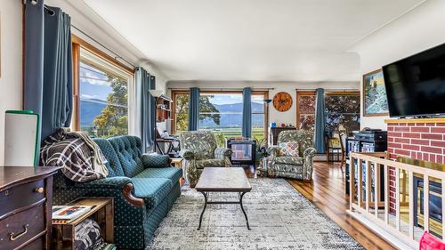 604 Ibbitson Street, Creston, BC - Indoor Photo Showing Living Room