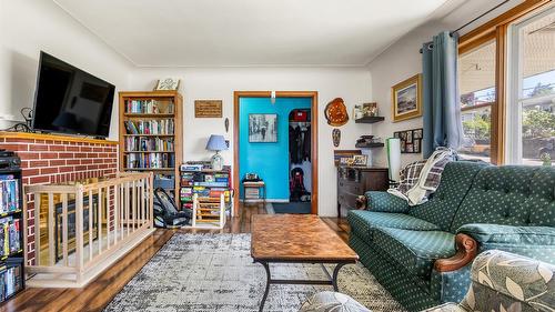 604 Ibbitson Street, Creston, BC - Indoor Photo Showing Living Room