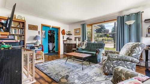 604 Ibbitson Street, Creston, BC - Indoor Photo Showing Living Room